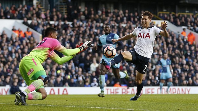 Tottenham Hotspur hampir melakoni kesalahan Liverpool di hadapan publik sendiri yakni tertinggal 0-2 dari tim kasta bawah saat babak pertama berakhir.