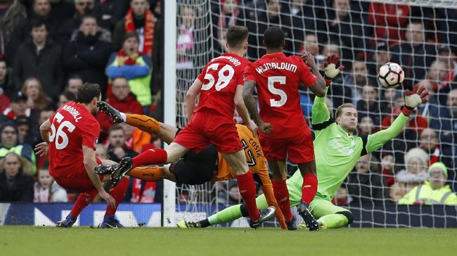 Liverpool tertinggal dua gol dari Wolverhampton Wanderers lewat gol yang dicetak Richard Stearman dan Andreas Weimann.