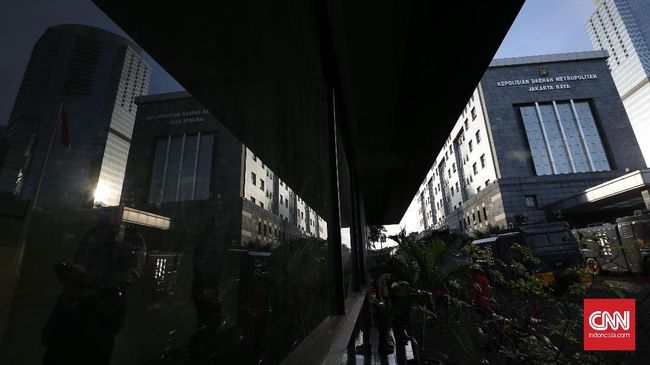 Polisi Segera Periksa Sule Dkk soal Kasus 'Miras Minuman Rasullah' Kabid Humas Polda Metro Jaya mengatakan saat ini polisi masih mendalami materi laporan, baru setelahnya penjadwalan pemeriksaan pelapor, terlapor, dan saksi.