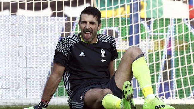 Juventus berhasil mengokohkan diri di puncak klasemen sementara Serie A Italia usai mengalahkan Sassuolo di kandangnya, Minggu (29/1).