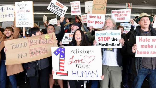 Kepala Ekonom PT Bank Central Asia Tbk David Sumual mengatakan pelarangan imigran Muslim ke AS hanya gesture politik.