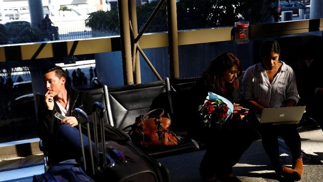 Hakim Ann Donnelly meminta pemerintah AS berhenti melakukan deportasi pengungsi, dan menahan pendatang AS lainnya yang berada di bandara.