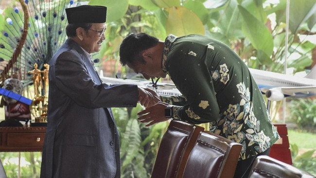 B.J. Habibie telah bertemu dengan ketiga pasang kandidat Gubernur dan Wagub DKI Jakarta. Tapi terindikasi Habibie tak mendukung salah satu pasangan.
