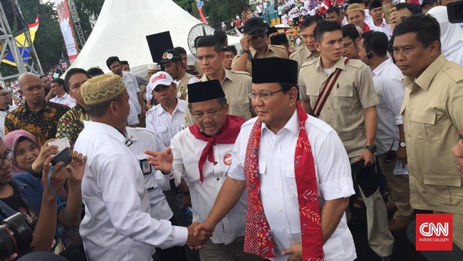 Kedatangan Prabowo disambut dengan riuh teriakan sambutan warga. Prabowo ikut hanyut dalam suasana dengan ikut berjoget di atas panggung.