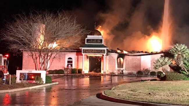 Islamic Center di Victoria, Texas, AS terbakar pada Sabtu (28/1) dini hari waktu setempat, dengan kobaran api cukup besar. Tak ada korban jiwa.
