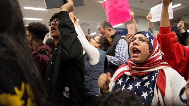 Ada sekitar 2.000 Googler -julukan pegawai di Google- berdemonstrasi di sejumlah "kampus" Google, yang akan terus menyuarakan protes anti-imigran Trump.