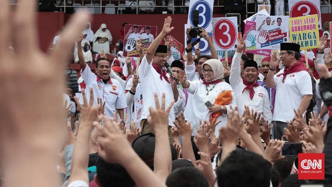 Karena undangan di Istana Negara yang terbatas, para pendukung Anies-Sandi disarankan menyambangi Balai Kota Jakarta jika ingin memberikan selamat.
