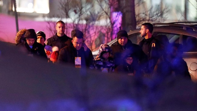 PM Justin Trudeau menyebut serangan penembakan yang menewaskan enam orang di sebuah masjid Quebec sebagai aksi teror. Polisi pun menindaklanjuti.
