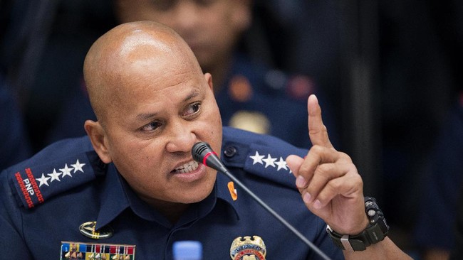 Pengumuman ini bertentangan dengan pernyataan Duterte yang menegaskan, operasi anti-narkoba akan tetap dilanjutkan meskipun tubuh kepolisian digerogoti korupsi.