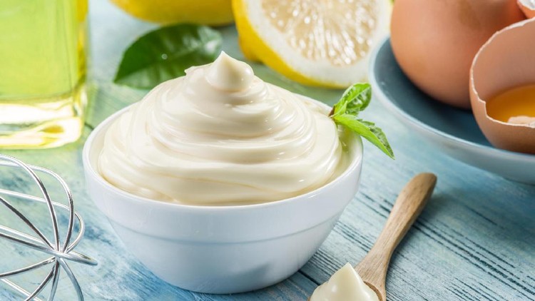 Bumil ingin makan makanan yang ada mayonaise-nya nih. Tapi boleh nggak ya? Kan mayonaise dibuat dari telur yang nggak matang?