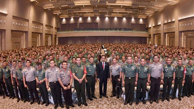 Presiden Jokowi menyebut babinsa dan bhabinkamtibmas sebagai garda terdepan mencegah aksi teror. Kinerja dua aparat itu berdampak langsung pada keamanan warga.