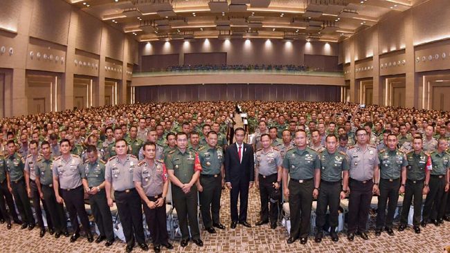 Jokowi Bersama TNI dan Polri di Solo Presiden RI Joko Widodo (berjas di tengah) berpose bersama unsur TNI dan Polri saat kegiatan pengarahan kepada Babinsa dan Bhabinkamtibmas di Solo, Jawa Tengah, 30 Januari 2017. (Dok. Setpres)