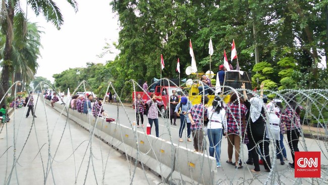 Pengunjung pro dan kontra di ruang sidang tak seramai biasanya. Namun petugas kepolisian tetap berjaga-jaga di sekitar lokasi sidang.