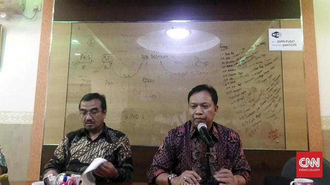 Produksi minyak kelapa sawit (CPO) turun sekitar 3 persen sepanjang 2016 menjadi 34,5 juta ton dari sebelumnya 35,5 juta ton di tahun 2015 akibat el Nino.