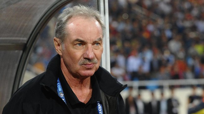 Mantan pelatih Timnas Indonesia, Alfred Riedl, batal jadi pelatih Persebaya Surabaya.