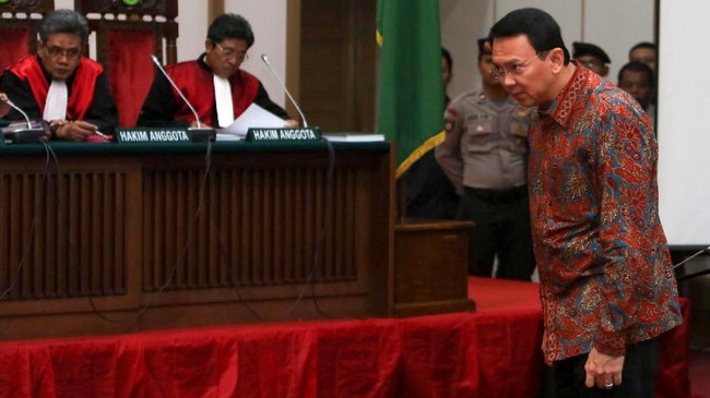 Ahok mempertanyakan MUI yang menunjuk pimpinan FPI Rizieq Shihab, sebagai saksi ahli dalam investigasi untuk menentukan pendapat atas kasus penistaan agama.
