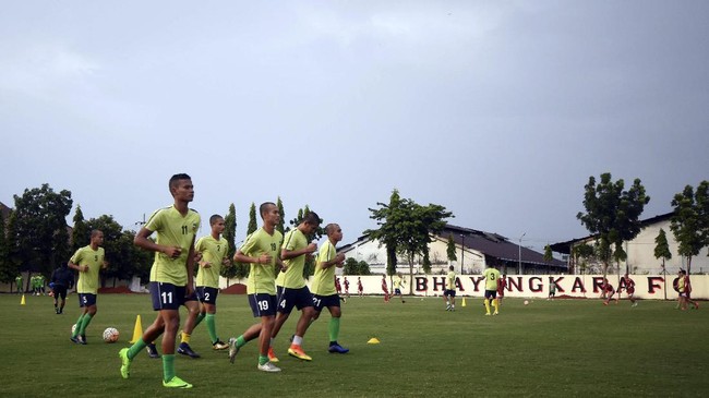 Bhayangkara FC (BFC) ditargetkan lolos semifinal turnamen pramusim Piala Presiden 2017 yang akan bergulir mulai 4 Februari mendatang.