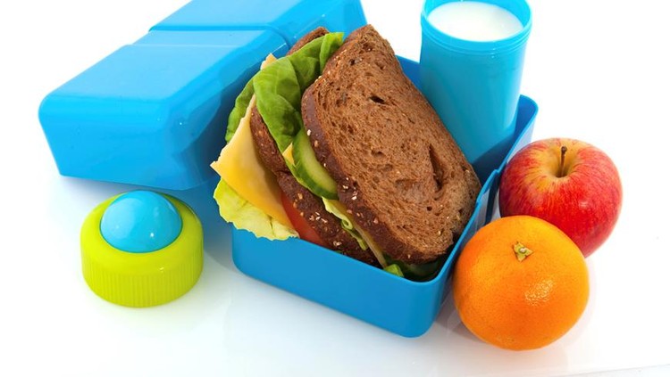 Buat anak memang jangan sampai sembarangan. Nggak terkecuali saat pilih wadah bekal makanan anak.