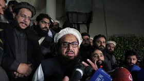 Pakistan Tahan Otak Serangan Mumbai, Pendukung Protes