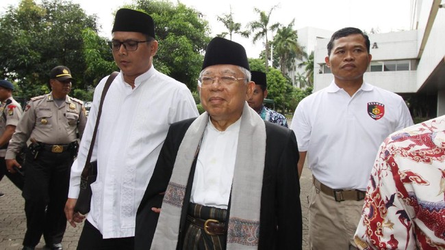Sehari setelah bersaksi di sidang penodaan agama, Ma'ruf didatangi sejumlah pejabat negara dan tokoh publik. Ia menyebut pertemuan itu hanya ajang silaturahmi.