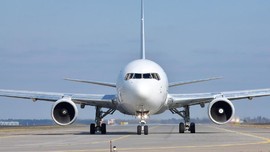 Jatuh dari Pesawat, Pramugari Emirates Dirawat di Uganda