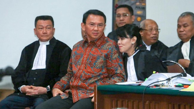 Kuasa hukum Ahok meragukan kesaksian salah satu pelapor kasus dugaan penodaan agama yang menjerat klien mereka. Namun, keberatan mereka tak dikabulkan hakim.