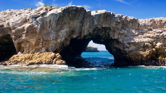 Di lepas pantai Meksiko, ada sebuah pulau yang memiliki pantai cantik tersembunyi di dalam gua. Pantai itu bernama Playa del Amor.