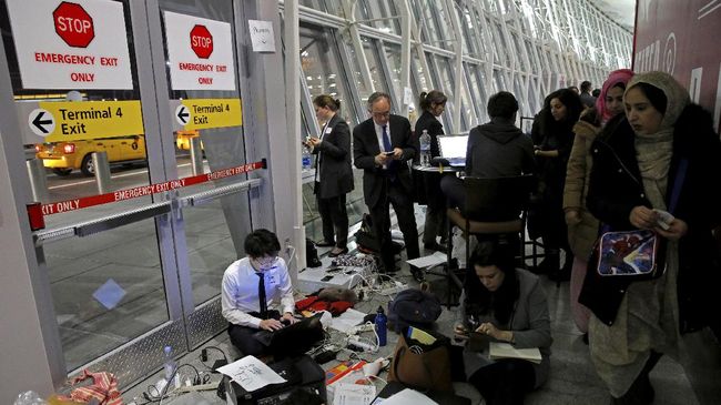 Cukup dengan membeli beberapa perangkat tambahan, kita bisa menyulap ponsel canggih menjadi mitra kerja ketika bepergian ke Amerika.