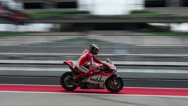 Carlos Checa yakin Jorge Lorenzo bakal tampil kompetitif di musim pertamanya bersama Ducati dan bakal sukses melewati proses adaptasi dengan baik.