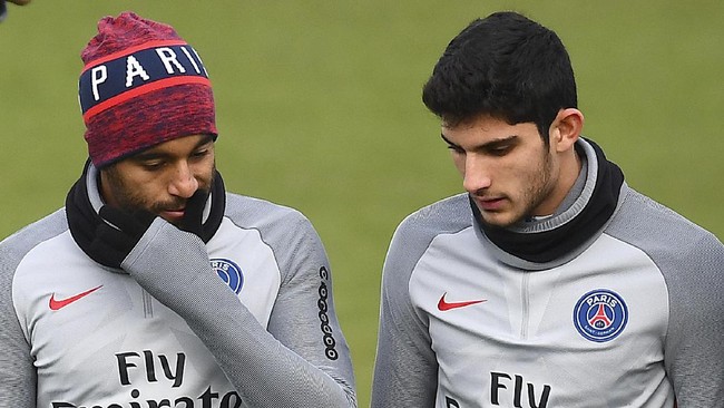 Pemain sayap asal Portugal Gocalo Guedes lebih memilih PSG sebagai tempatnya berkarier ketimbang tampil bersama Manchester United.