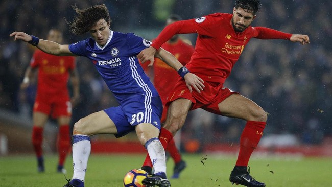 Tendangan bebas David Luiz memanfaatkan pagar betis Liverpool dan kiper Mignolet yang belum siap membawa Chelsea unggul 1-0 di Anfield pada babak pertama.