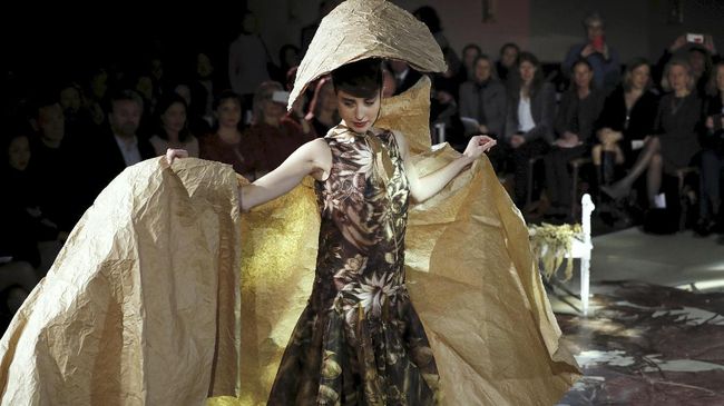 Franck Sorbier mempersembahkan koleksi yang terinspirasi dari bunga dan kertas. Koleksinya menjadi salah satu yang terbaik di pekan Paris Haute Couture.