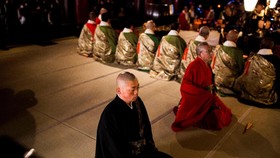 Biksu Tibet Hengkang dari Kuil Demi Menikah