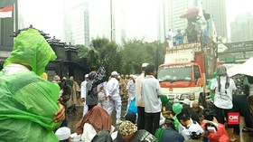 Demo Massa FPI Diguyur Hujan Lebat