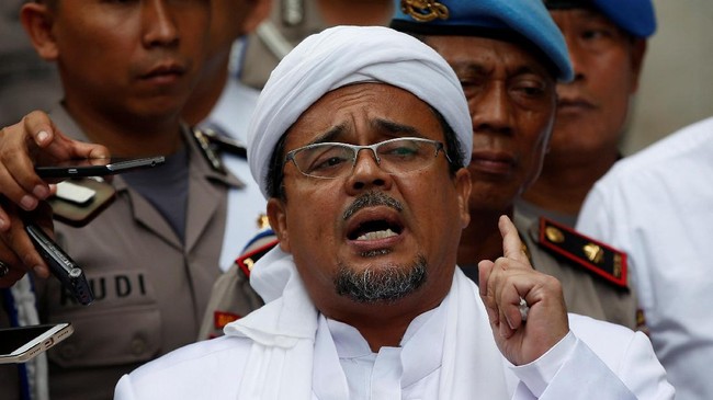 Di akun twitternya, imam besar FPI Rizieq Syihab mengunggah sejumlah poster bergambar Prabowo-Sandi dengan tawaran isu soal PKI hingga harga pangan murah.