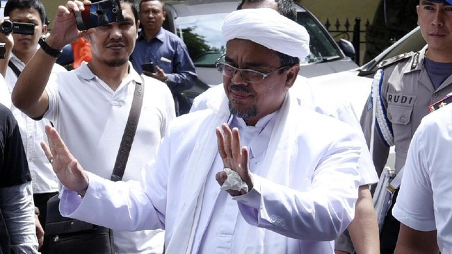 Pentolan Front Pembela Islam Rizieq Shihab tidak ikut Aksi Bela Islam 55 karena menjalani ibadah umrah, dan baru pulang ke Indonesia setelah 9 Mei.