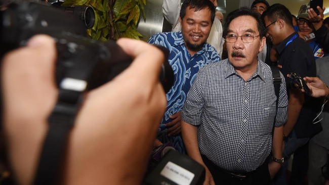 Politikus Demokrat Benny K Harman menyebut Antasari sudah diperalat oleh kekuasaan untuk memfitnah SBY. Sebagai imbalan, Antasari mendapat grasi.
