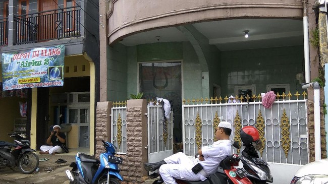 Kuasa hukum menilai penggeledahan rumah Firza tak sesuai aturan. Selain itu, kuasa hukum Firza juga menyebut kliennya kehilangan jam tangan saat penggeledahan.