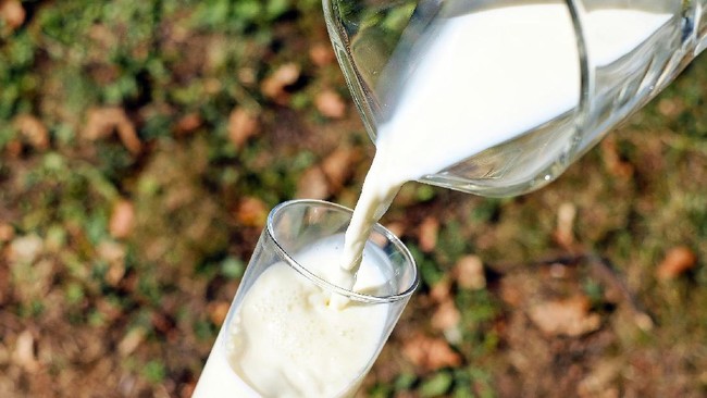 Cara mengatasi kepedasan yang paling baik adalah dengan mengonsumsi susu. Kok bisa begitu?