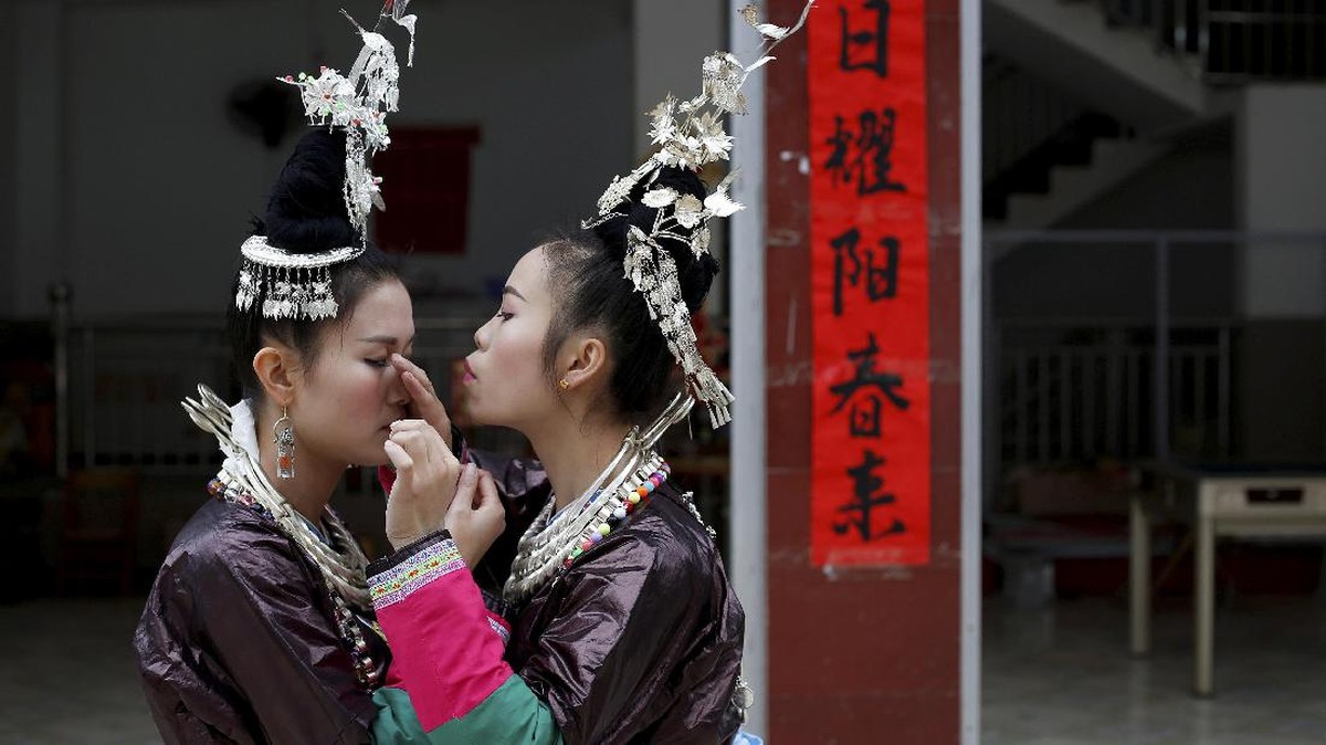 Kemeriahan Tradisi Tarik Kepala Ayam di China