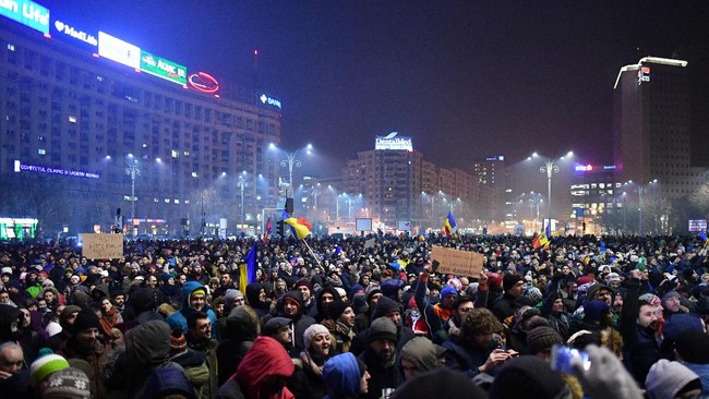 Terus menerus didemo ratusan ribu orang, pemerintah Romania akhirnya membatalkan dekrit yang melindungi politisi korup dari tuntutan hukum.