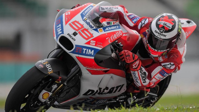 Marc Marquez menyatakan dirinya tak akan mengabaikan Jorge Lorenzo dalam perburuan titel juara meskipun ia masih dalam fase adaptasi.