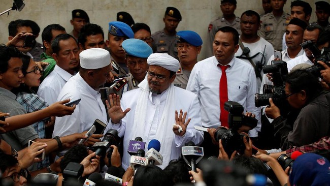 Dalam pemeriksaan hari ini, Rizieq tidak dikawal massa aksi di Mapolda Jabar. Kepolisian pun tidak mengerahkan aparat untuk mengantisipasi massa.