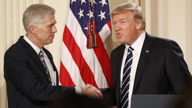 Sosok pilihan Trump, Neil Gorsuch, akhirnya dilantik sebagai hakim kesembilan untuk MA Amerika Serikat, membuat lembaga itu didominasi kubu konservatif.
