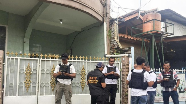 Polisi menahan Firza Husein untuk masa 20 hari dengan alasan tidak kooperatif. Sementara itu rumahnya digeledah karena polisi mencari bukti video pornografi.