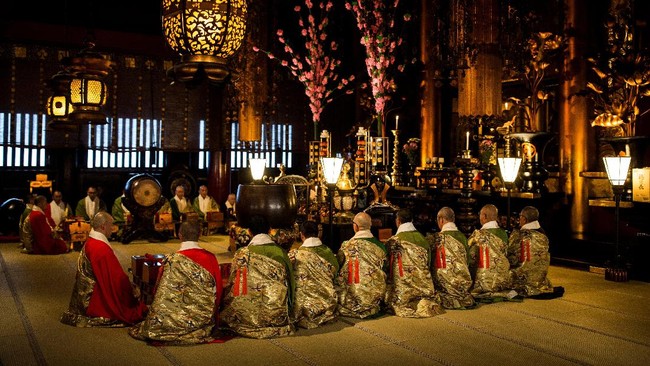 Warga Jepang kini lebih sering mempergunakan jasa perusahaan komersial untuk mengundang biksu Buddha melakukan upacara keagamaan di rumah.