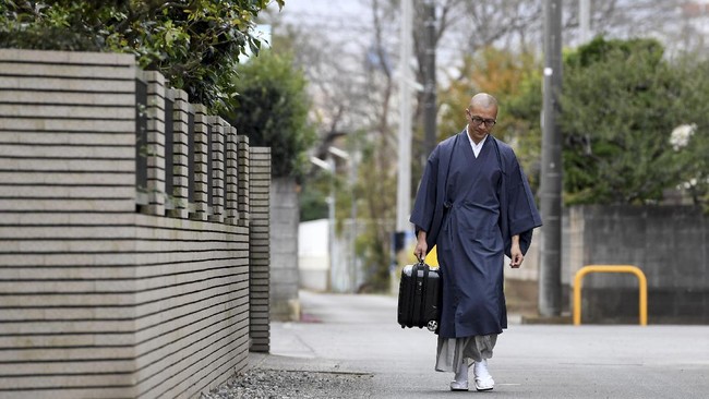 Warga Jepang kini lebih sering mempergunakan jasa perusahaan komersial untuk mengundang biksu Buddha melakukan upacara keagamaan di rumah.