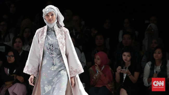 Pesona Tenun Dalam Busana Muslim Indonesia Foto 8