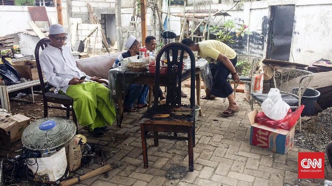 Pos yang dilempar bom molotov itu sering dijadikan tempat nongkrong anggota FPI. Sejumlah laskar FPI berseragam tampak berjaga di pos.