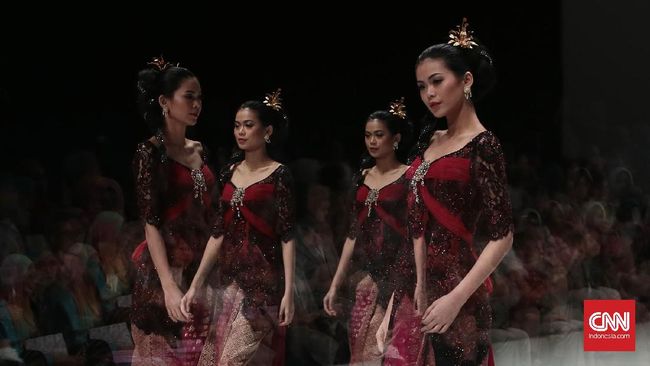 Desainer Indonesia menciptakan berbagai desain kebaya modern dan tak terbatas pakem adat untuk menembus dunia.